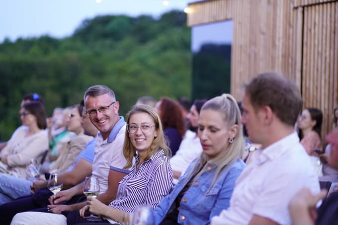 Poletje v Halozah prinaša slikanje v naravi, druženje ob koktejlih, jogo na prostem, koncert in literarni večer