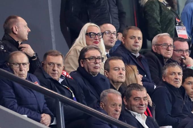 Na tribuni v družbi Milorada Dodika in Aleksandra Vučića