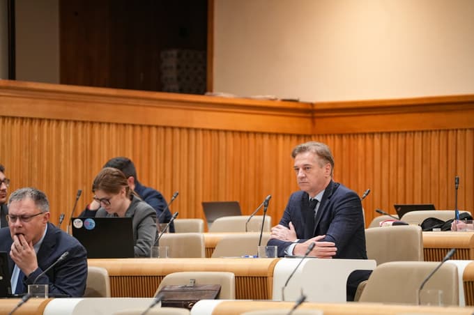 Kot član odbora za zunanjo politiko je bil na zaslišanju tudi Robert Golob, ki se je glasovanja vzdržal.
