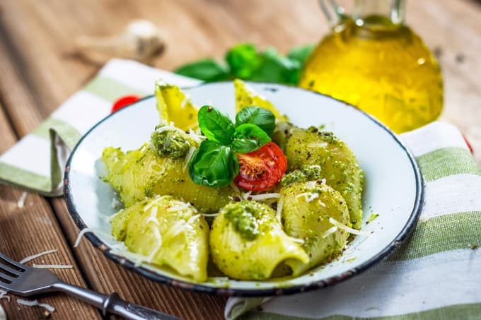 Ni nujno, da je vedno omaka. Tudi pesto s testeninami je med Italijani priljubljena jed.