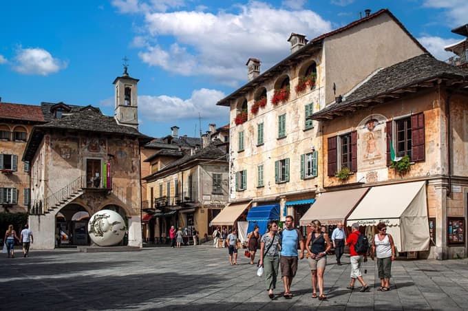 Srce kraja je Piazza Motta, slikovit trg ob vodi, od koder se odpira razgled na otoček San Giulio in od koder običajno vozijo čolni proti otoku. 