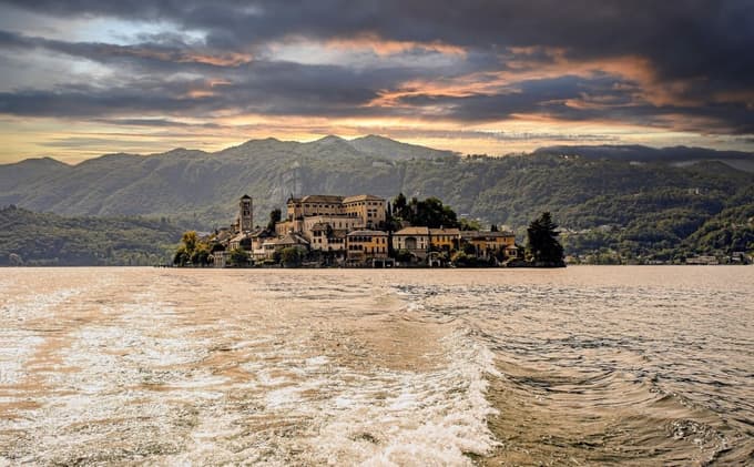 Isola San Giulio je edini otok v jezeru Orta. Dolg je le približno 275 metrov in širok 140 metrov, a je zaradi bazilike, samostana in strnjene arhitekture eden najbolj fotogeničnih prizorov v okolici.