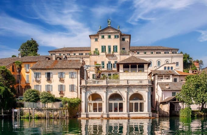 Na otoku stoji bazilika San Giulio, ki velja za najpomembnejši romanski spomenik na območju Novare.