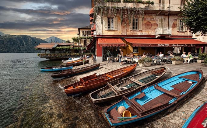 Orta San Giulio je povezan z legendo o svetem Juliju, ki naj bi na otok prišel v 4. stoletju in tam premagal zmaje oziroma kače; po njem sta kraj in otok dobila ime.