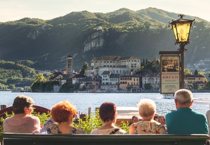 Nad mestom se dviga Sacro Monte di Orta, sveti hrib z dvajsetimi kapelami, posvečenimi življenju sv. Frančiška Asiškega. Pot med kapelami ponuja čudovite razglede na jezero in otok.