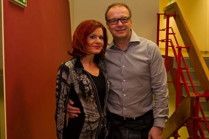 Njuna pripoved je več kot le romantična anekdota o naključnem srečanju v daljni deželi.