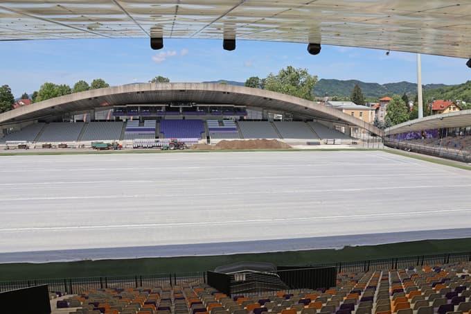 (FOTO) Po zadnji tekmi so pripeljali stroje: Poglejte, kaj se dogaja v Ljudskem vrtu