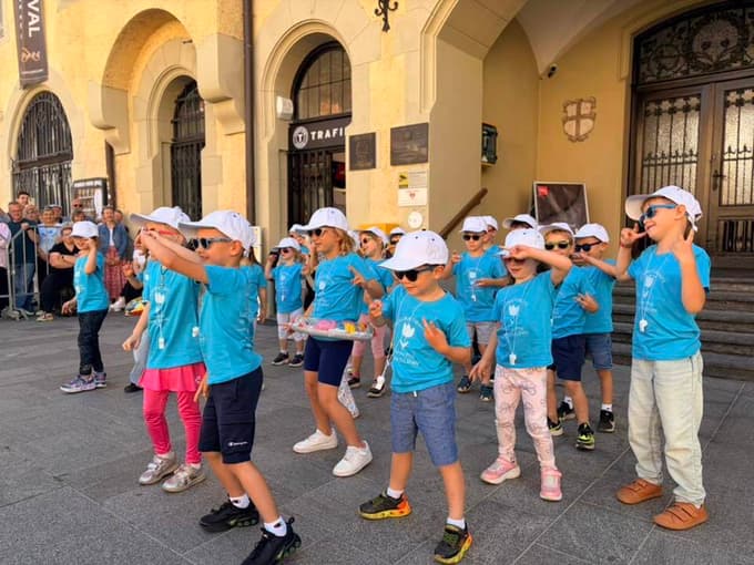 Bodoči prvošolci so s plesom, petjem in nasmehi pokazali, da so pripravljeni na nove izzive, ki jih čakajo jeseni.