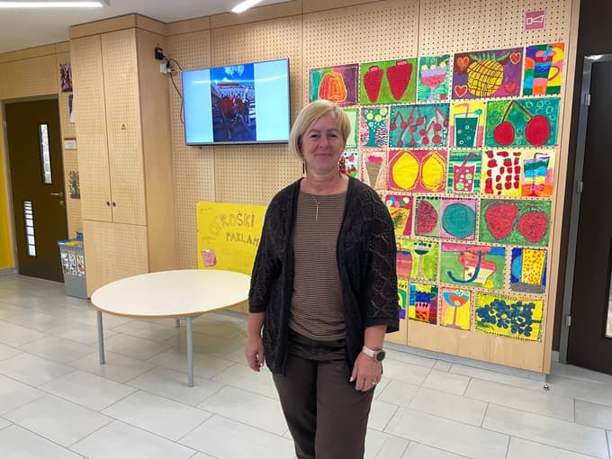 "Ko smo se pred desetimi leti preselili v sedanje prostore, smo imeli okoli 70 otrok. Šola je bila načrtovana za približno 120 do 140 učencev. Danes jih imamo okoli 180, poleg tega še tri oddelke razvojnega vrtca."