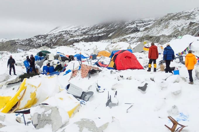Mount Everest oblegan kot še nikoli: Letos se je nanj povzpelo že več kot tisoč plezalcev!