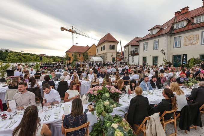 (FOTO) Žametna večerja: Od sašimija do snežnih kep. Kdo je sedel za najdaljši niz miz v Sloveniji?