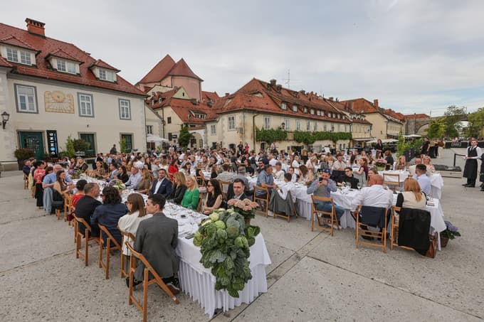 (FOTO) Žametna večerja: Od sašimija do snežnih kep. Kdo je sedel za najdaljši niz miz v Sloveniji?