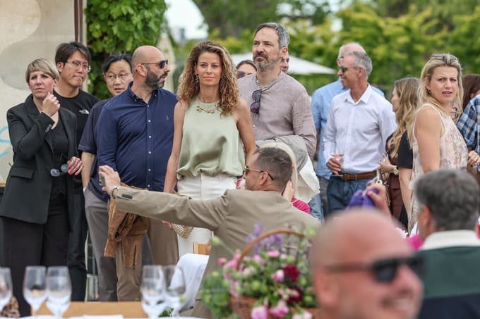 (FOTO) Žametna večerja: Od sašimija do snežnih kep. Kdo je sedel za najdaljši niz miz v Sloveniji?