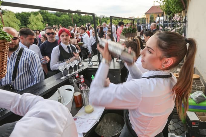(FOTO) Žametna večerja: Od sašimija do snežnih kep. Kdo je sedel za najdaljši niz miz v Sloveniji?