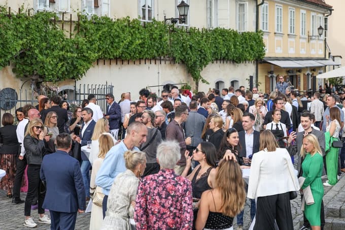 (FOTO) Žametna večerja: Od sašimija do snežnih kep. Kdo je sedel za najdaljši niz miz v Sloveniji?