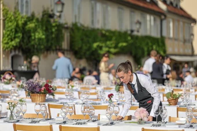 (FOTO) Žametna večerja: Od sašimija do snežnih kep. Kdo je sedel za najdaljši niz miz v Sloveniji?