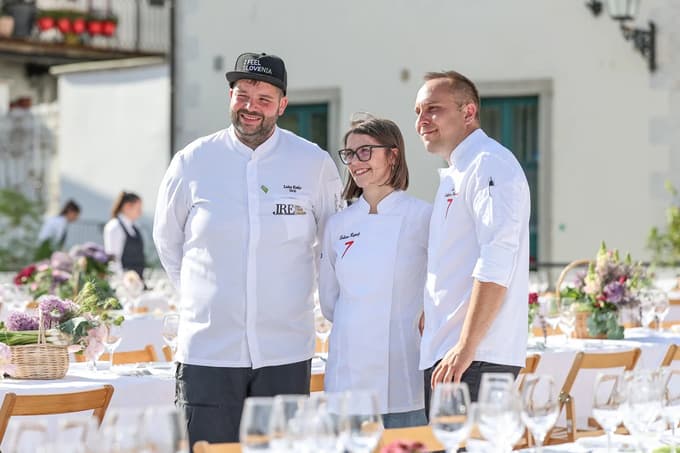 (FOTO) Žametna večerja: Od sašimija do snežnih kep. Kdo je sedel za najdaljši niz miz v Sloveniji?