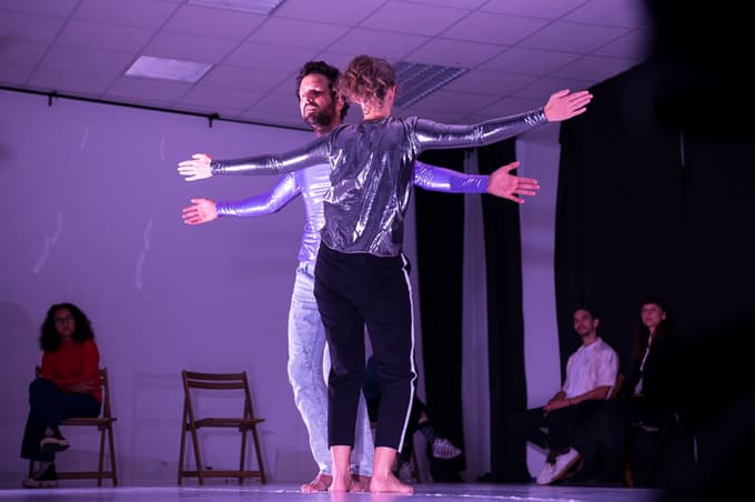 Plesalca in gibalca Jasmina Križaj in Simon Wehrli s svojim telesnim izrazom nadgrajujeta glasbeno strukturo ter se z njo prepletata v dinamičen, prostorsko razvejan performans.