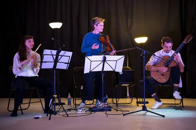 Glasbena zasedba 3vium, ki jo sestavljajo Asja Grauf (flavta), Jaka Fiedler (kitara) in Špela Huzjak (violina, glas, el. efekti). 