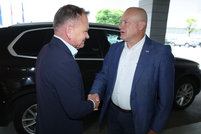 Primopredaja na notranjem ministrstvu: Matoza pričakala tudi Kangler in Lorbek, ob sebe postavil še eno Mariborčanko
