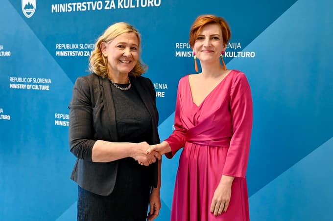 Kaj je nova kulturna ministrica povedala o financiranju nevladnih organizacij? To se obeta ...
