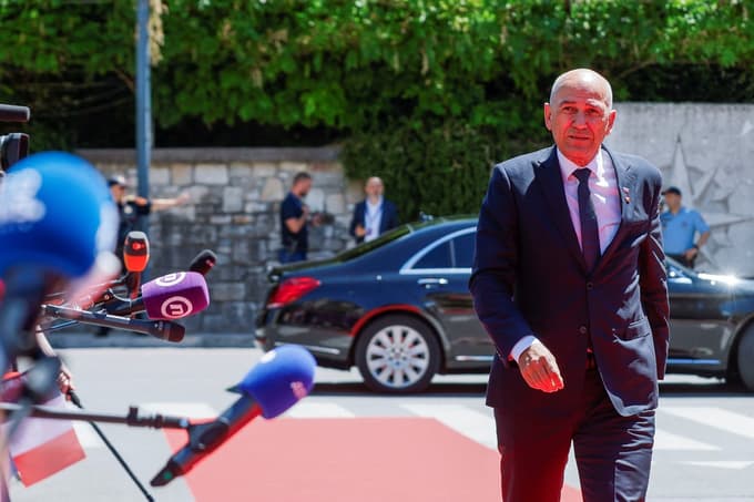 (FOTO) Janša manj kot 24 ur po ustoličenju njegove četrte vlade že v tujini, a ob prihodu izjav ni dajal