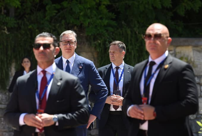 (FOTO) Janša manj kot 24 ur po ustoličenju njegove četrte vlade že v tujini, a ob prihodu izjav ni dajal