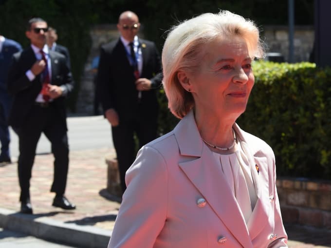 (FOTO) Janša manj kot 24 ur po ustoličenju njegove četrte vlade že v tujini, a ob prihodu izjav ni dajal