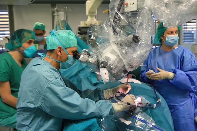 Maribor - Univerzitetni klinični center Maribor - UKC MB - operacija - zdravnik - medicinska sestra - bolnica - operativni poseg vstavitve kohlearnega implanta - sluh - Dr. Janez Rebolj -