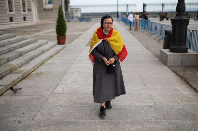 V Barceloni pred obiskom papeža oddajajo balkone za ogled mimohoda