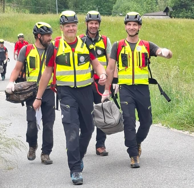 Gorski reševalci v Črni, ekipa z Jesenic - ki je pri preverjanju usposobljenosti ekip osvojila drugo mesto. Drugi mesto so si delili z reševalci z Jezerskega, prvi pa so bili reševalci iz Škofje Loke.
