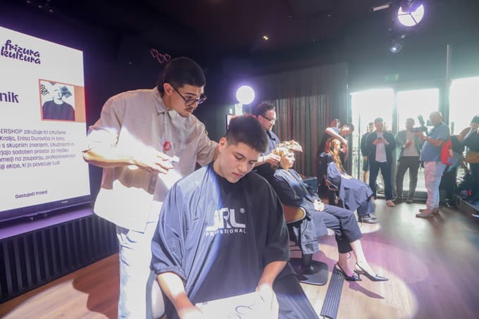 Enisu Duroviću, enemu od treh brivcev iz Elevate Barbershopa, je na dan dogodka odpovedal model, zato je moral vskočiti brat.