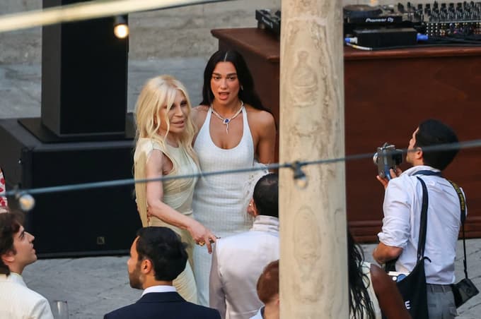 Dua Lipa in modna oblikovalka Donatella Versace.
