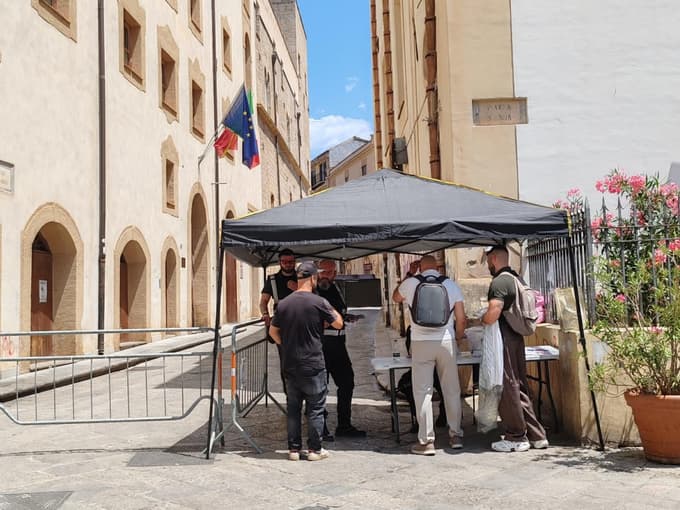 Zaradi poroke Due Lipe in britanskega igralca Calluma Turnerja so v Palermu postavili varnostne kontrolne točke in ovire.