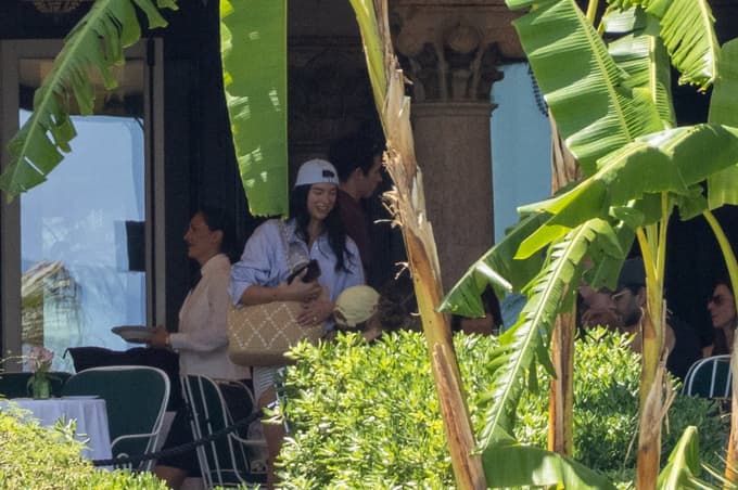 Dua Lipa na terasi restavracije Grand Hotela Villa Igiea.