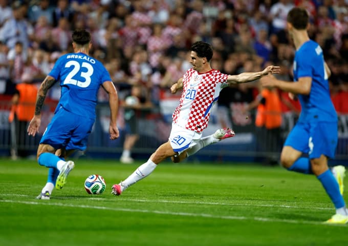 (FOTO) Slovenija v izdihljajih tekme izgubila na Hrvaškem