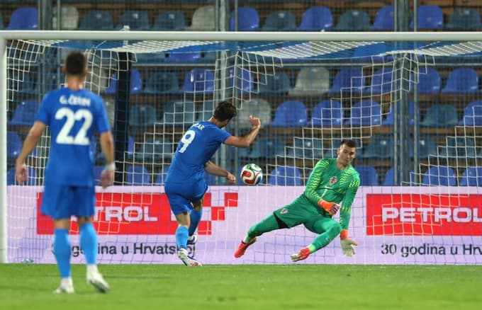(FOTO) Slovenija v izdihljajih tekme izgubila na Hrvaškem