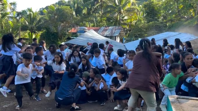 (FOTO) Na Filipinih po močnem potresu več žrtev in svarilo pred cunamijem