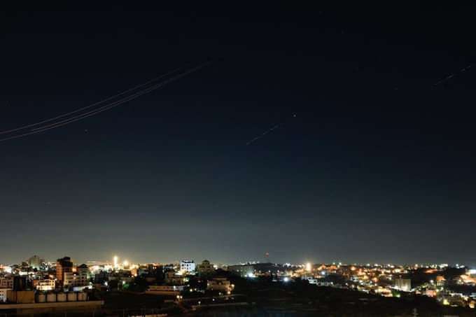 (FOTO in VIDEO) Izrael in Iran z novimi napadi, Trump odsvetuje povračilne ukrepe