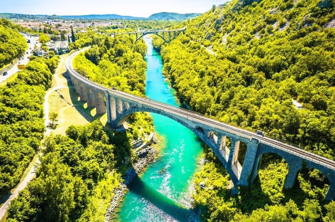 Reka Soča s svojo barvo mnoge spominja na pravljično reko.
