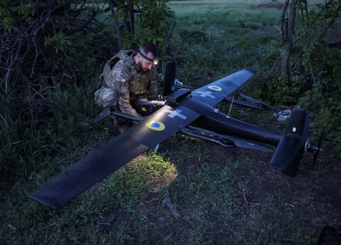 Ukrajinski operater v bližini bojne linije v regiji Doneck z večnamenskim dronom gara