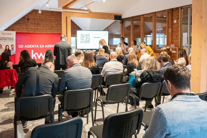 Strokovnjaki iz več držav so na mednarodni nepremičninski konferenci Growth Summit 2026 menili, da bo specializirano zastopanje kupcev zaradi vse bolj zahtevnih postopkov postajalo pomembnejše.