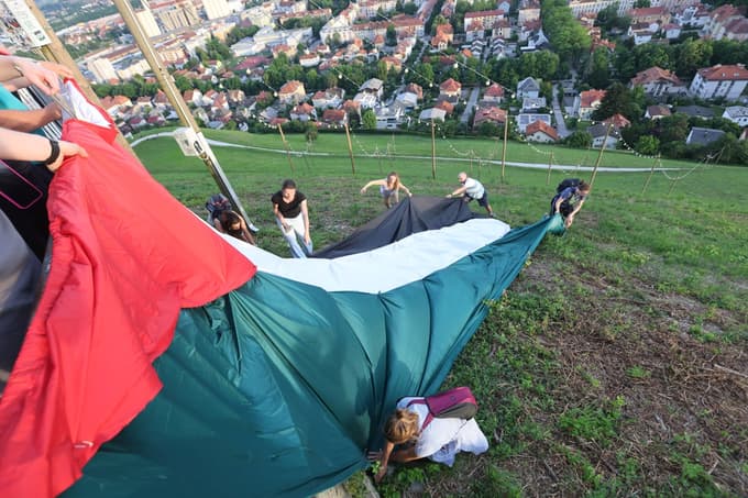 (FOTO) Na Piramidi izobesili palestinsko zastavo