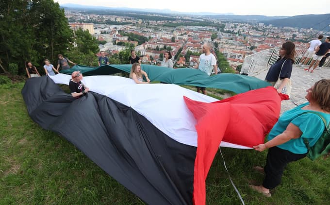 (FOTO) Na Piramidi izobesili palestinsko zastavo