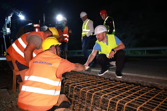 (FOTO) Nočno delo naj bi obnovo avtoceste pri Postojni skrajšalo za do 30 dni