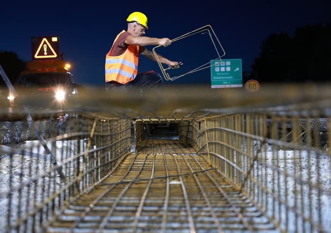(FOTO) Nočno delo naj bi obnovo avtoceste pri Postojni skrajšalo za do 30 dni