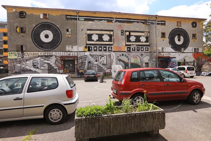 Maribor - MC Pekarna - Kultura - Okrogle mize - Okrogla miza - pogovor o Pekarni, njeni morebitni selitvi in nasploh prihodnosti tega kulturnega centra - Ilustracija - Tematika - zgradbe - objekti - grafiti - Grafiti - Objekti - Zgradbe -