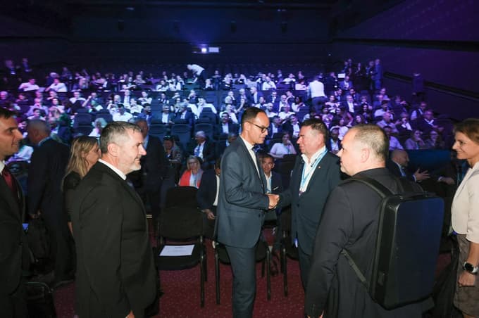 (FOTO) Minister Logar: Bi Pogačar zmagoval, če bi vrtel pedala na 86 odstotkih?