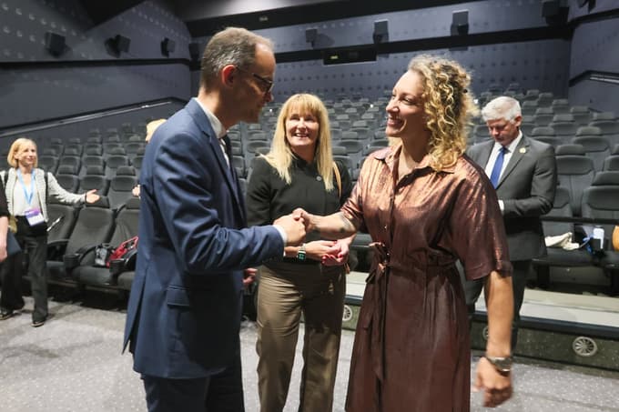 Nekdanji mariborski vrhunski smučarki Ilka Štuhec in Katja Koren z ministrom Anžetom Logarjem.