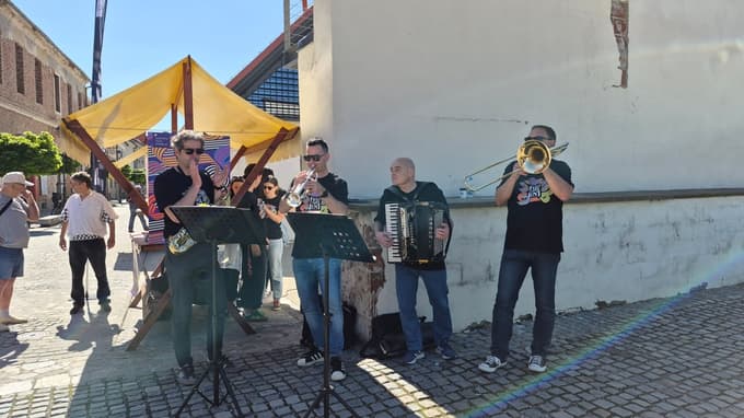 Niso prodajali bučk ali kumar, temveč ponujali vstopnice za Festival Lent.